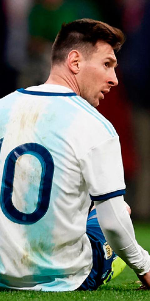 Messi sentado de espaldas con la camiseta de Argentina. Conoce los pronósticos del Argentina Vs Chile.