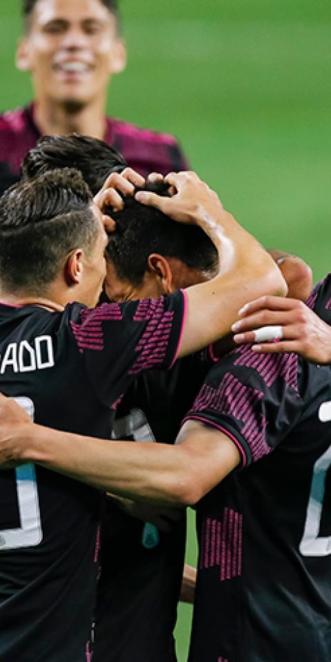 Jugadores de El Tri se abrazan tras un gol. Conoce las cuotas y pronósticos del México vs Costa Rica.