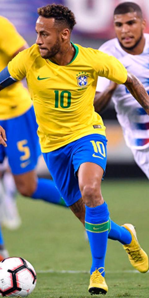 Neymar Jr. corre con un balón en un partido con Brasil. Conoce los pronósticos del Brasil Vs Ecuador.