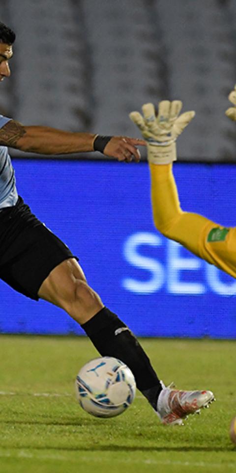 Luis Suárez con Uruguay en un mano a mano contra un portero. Conoce los pronósticos Venezuela Vs Uruguay.
