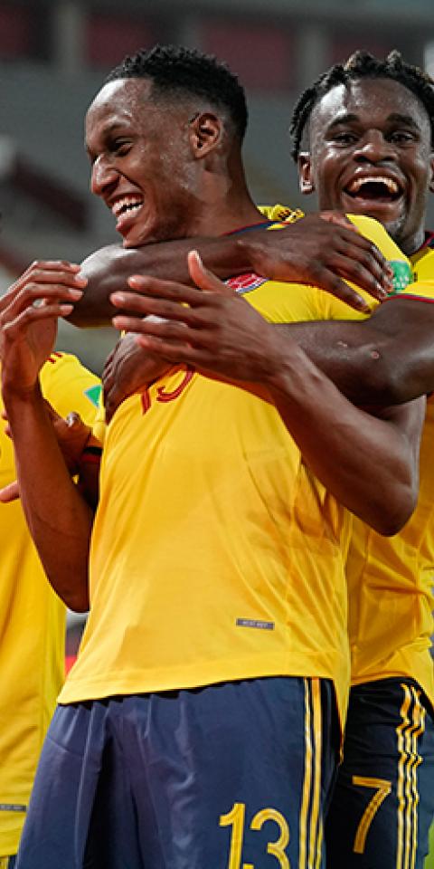 Duvan Zapata abraza por detrás a Yerry Mina para celebrar un gol. Conoce los pronósticos del Colombia vs Ecuador.