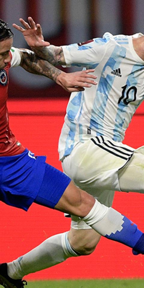 Lionel Messi, derecha, disputa un balón frente a Eugenio Mena. Conoce los pronósticos del Argentina vs Chile.