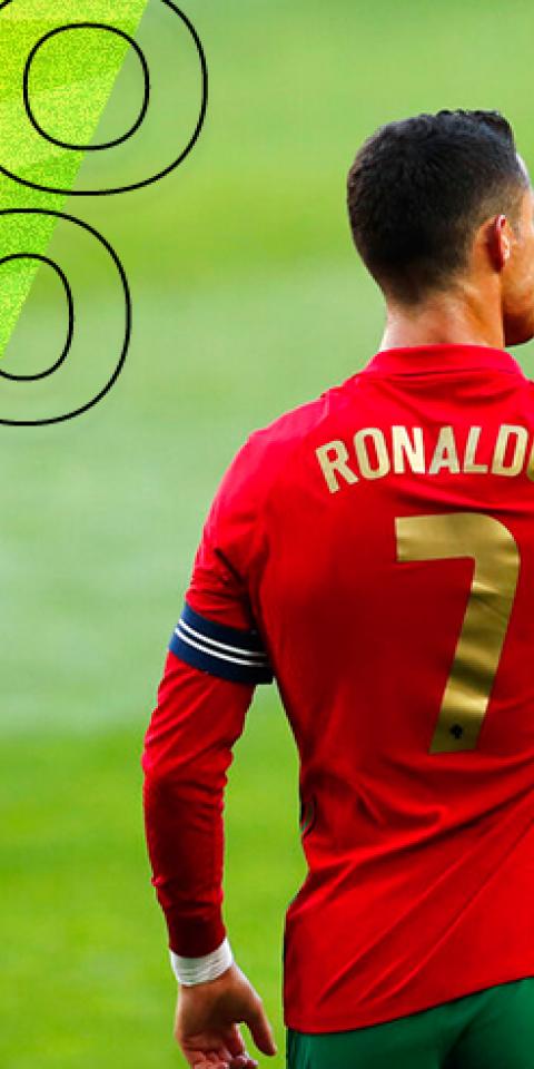 Cristiano Ronaldo levanta el puño en un partido de Portugal. Conoce los pronósticos del Hungría Vs Portugal.