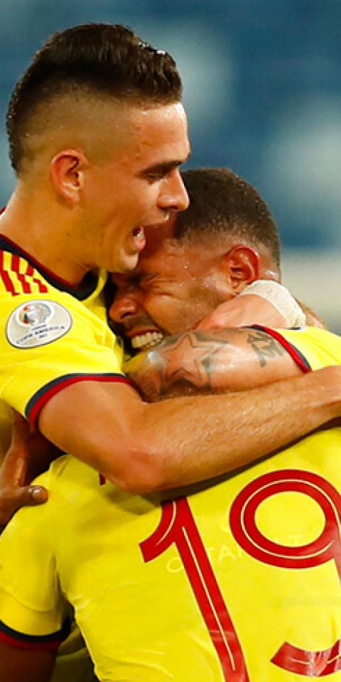 Edwin Cardona (derecha) se abraza con jugadores de Colombia. Conoce los pronósticos del Colombia vs Venezuela