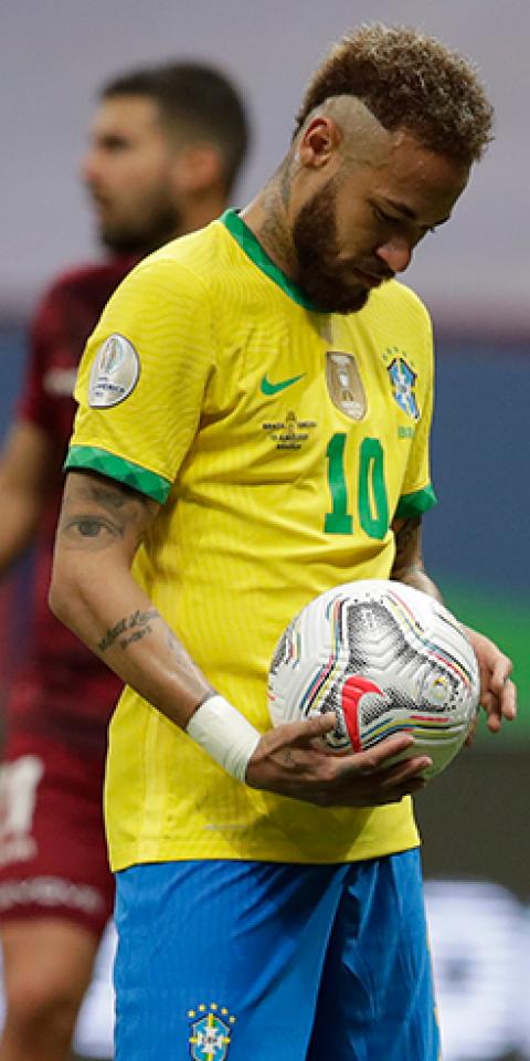 Neymar sostiene un balón con las manos. Conoce los pronósticos del Brasil vs Perú de la Copa América 2021.