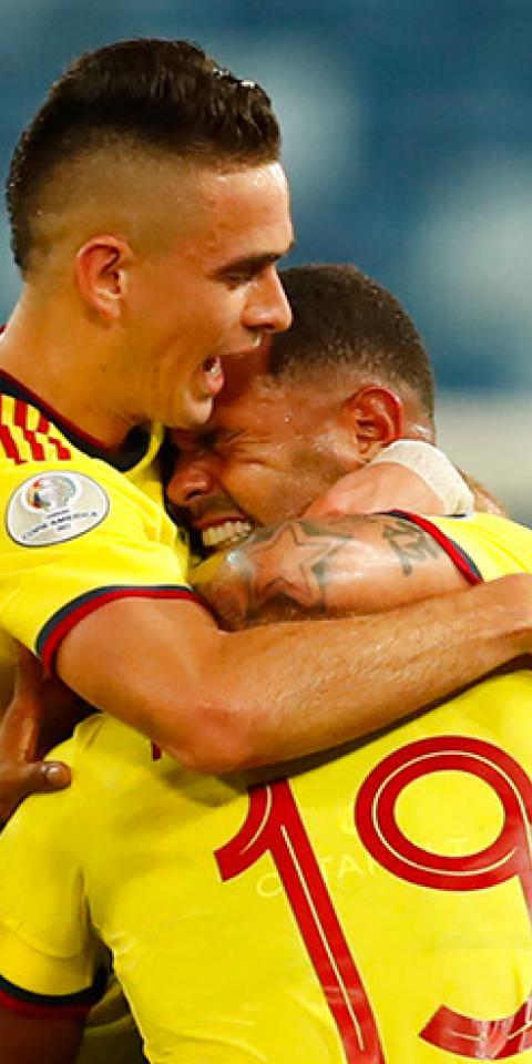 Santos Borré se abraza a sus compañeros en la Copa América 2021. Conoce los pronósticos del Colombia Vs Perú