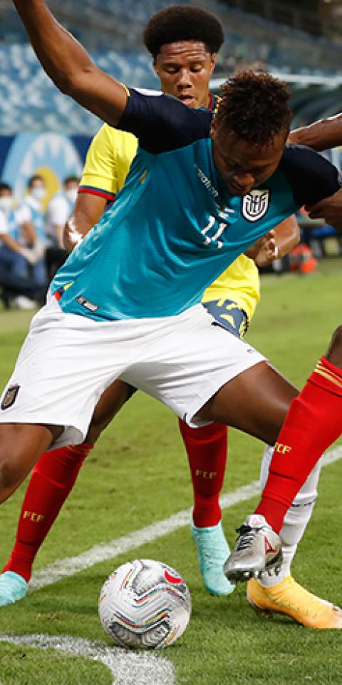 Jugador de Ecuador trata de zafarse de defensas en la Copa América 2021. Conoce los pronósticos del Venezuela Vs Ecuador