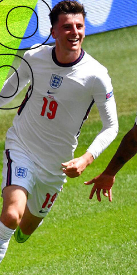 Raheem Sterling celebra un gol con Inglaterra. Conoce las cuotas y pronósticos del República Checa vs Inglaterra