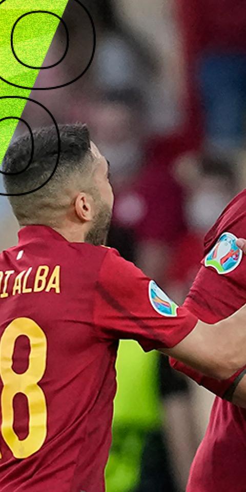 Morata (derecha) celebra un gol con Jordi Alba en la Euro 2020. Conoce los pronósticos del Eslovaquia vs España.