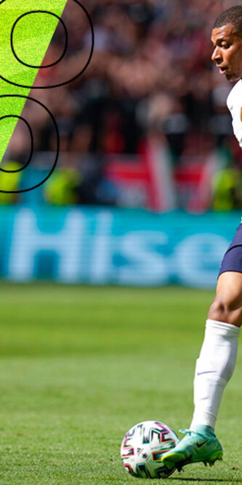Kylian Mbappé conduce un balón con Francia en la Euro 2020. Conoce los pronósticos del Portugal vs Francia.
