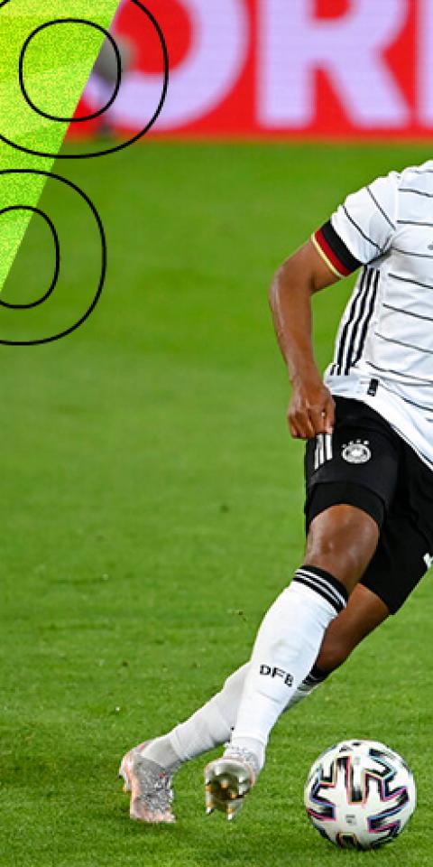 Serge Gnabry conduce un balón con Alemania en la Euro 2020. Conoce los pronósticos del Alemania vs Hungría.