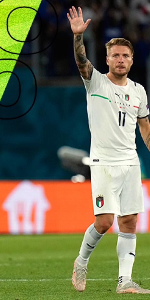 Ciro Immobile extiende el brazo para saludar en un partido de la Euro 2020. Conoce los pronósticos del Italia Vs Austria