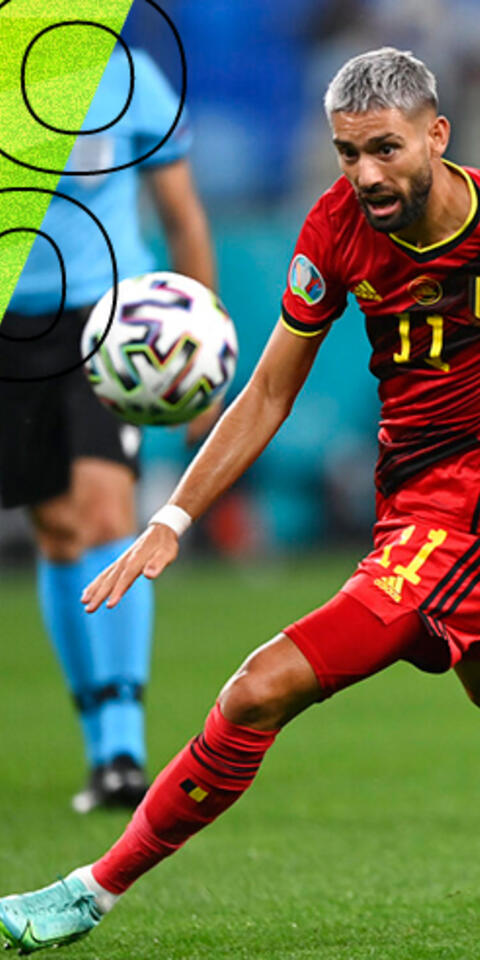Yannick Carrasco corre con el balón en un partido de la Euro 2020. Conoce los pronósticos del Bélgica vs Portugal.