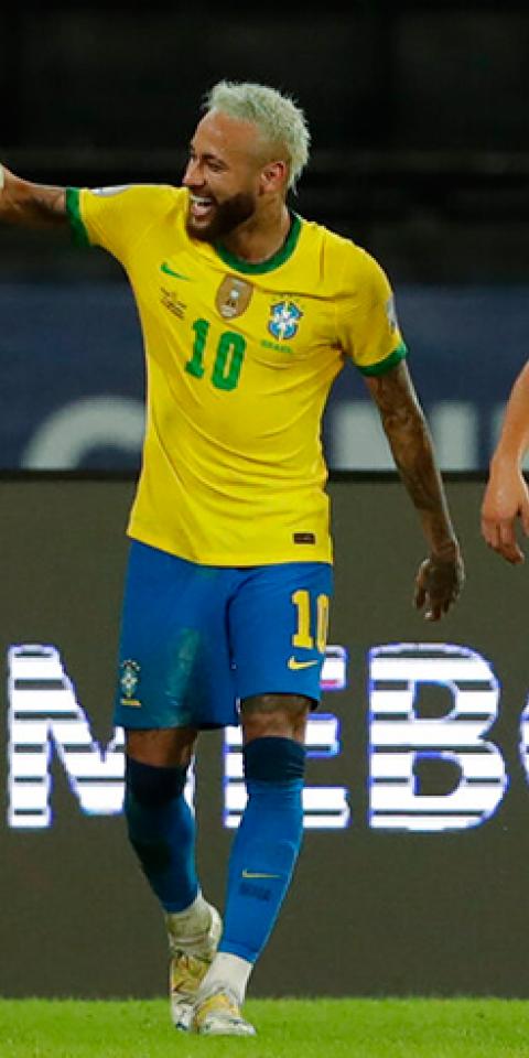 Neymar, en el centro, celebra un gol con Brasil en la Copa América 2021. Conoce los pronósticos del Brasil vs Ecuador.