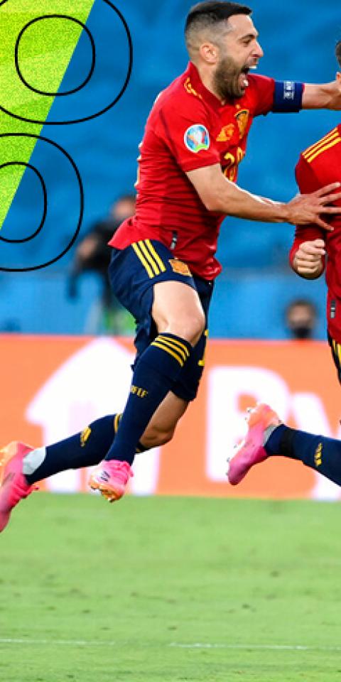 Jordi Alba (izquierda) salta sobre Morata para celebrar un gol. Conoce los pronósticos del Croacia vs España.