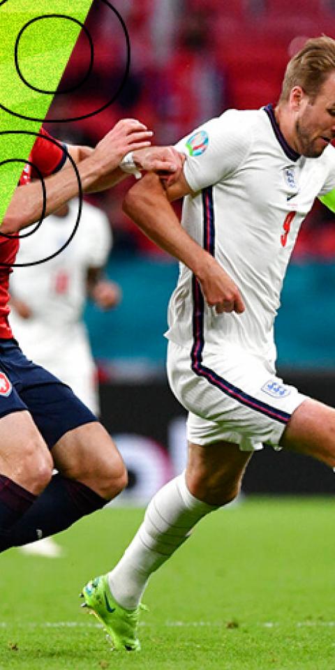 Harry Kane,en el centro, conduce un balón en la Euro 2020. Conoce los pronósticos del Inglaterra vs Alemania.