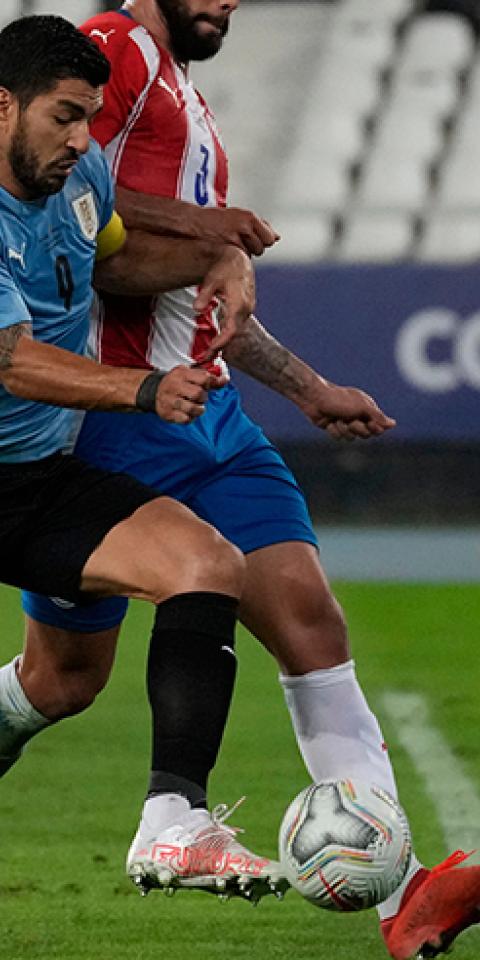 Luis Suárez disputa un balón ante Paraguay en la Copa América 2021. Conoce los pronósticos del Uruguay vs Colombia.