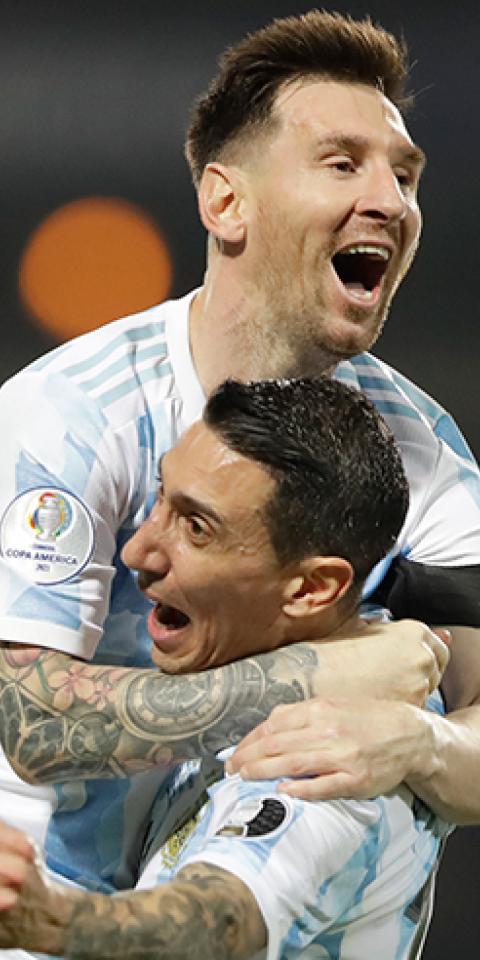 Leo Messi (arriba) abraza a Di María en la Copa América 2021. Conoce los pronósticos del Argentina vs Colombia.