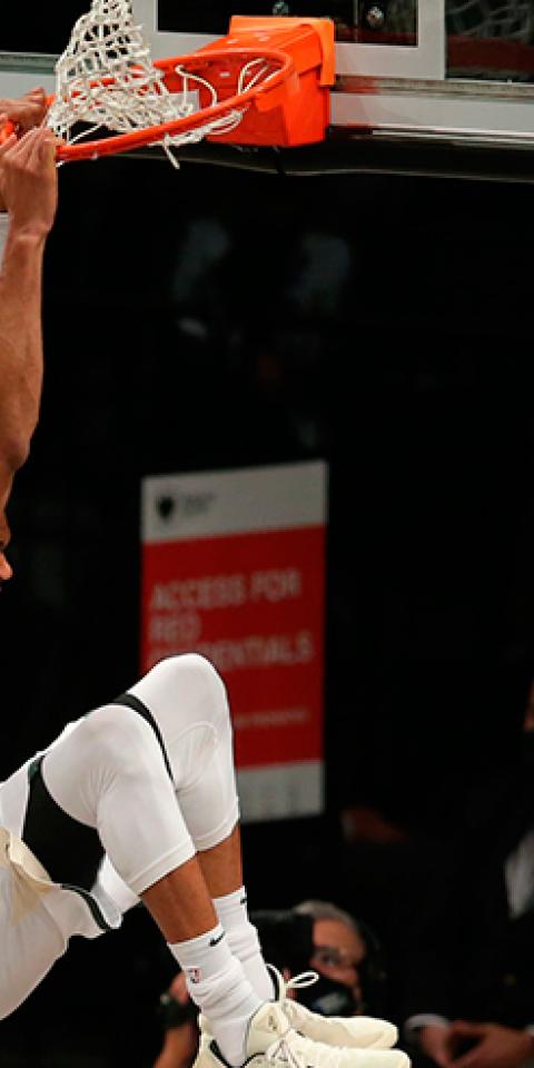 Giannis Antetokounmpo realiza un mate en un partido de la NBA. Conoce los pronósticos del Suns vs Bucks.