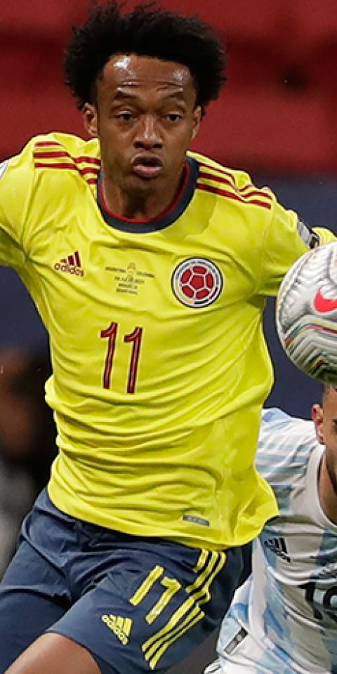 Juan Cuadrado pelea por un balón en la Copa América 2021. Conoce los pronósticos del Colombia vs Perú.