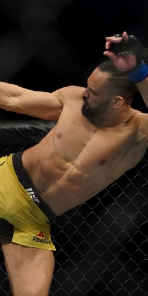 Michel Pereira contra Gilbert Durinho no UFC 264.