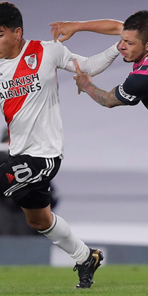 Jorge Andres pelea por un balón en la Copa Libertadores. Mira los pronósticos del River Plate vs Argentinos Juniors.