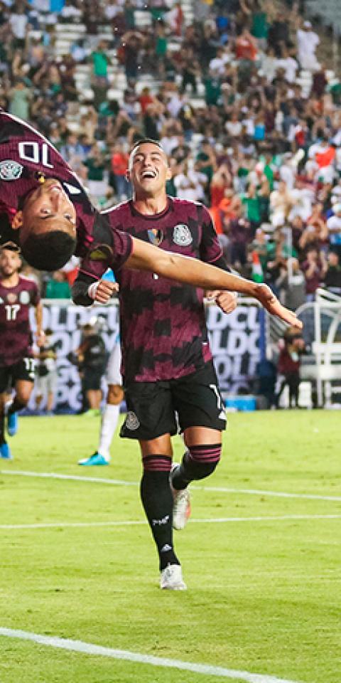 Orbelín Pineda (izquierda) celebra un gol en la Copa Oro. Conoce los pronósticos del México vs El Salvador.