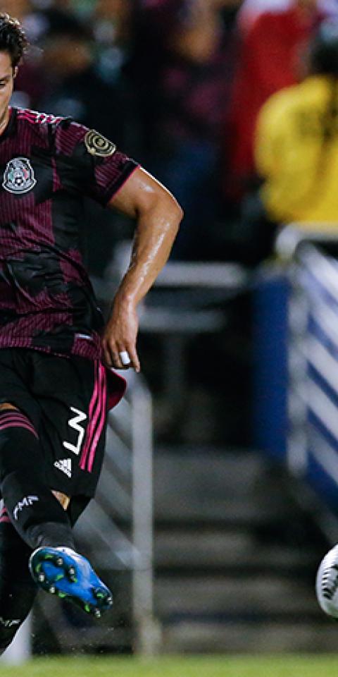 Carlos Salcedo realiza un pase en un partido de la Copa Oro 2021. Conoce los pronósticos del México vs Honduras. 