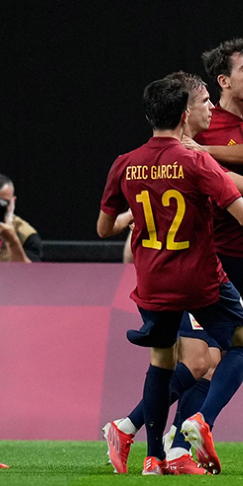 Los jugadores de la Rojita se abrazan en los Juegos Olímpicos. Conoce los pronósticos del España vs Argentina.
