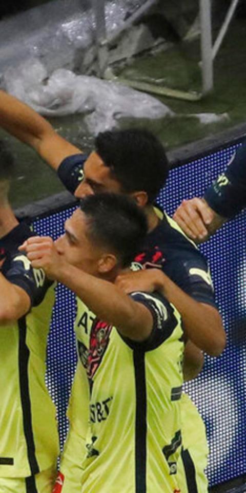 Alvaro Fidalgo (8) y sus compañeros celebran un gol en el Apertura 2021. Conoce los pronósticos del Club América vs Puebla.