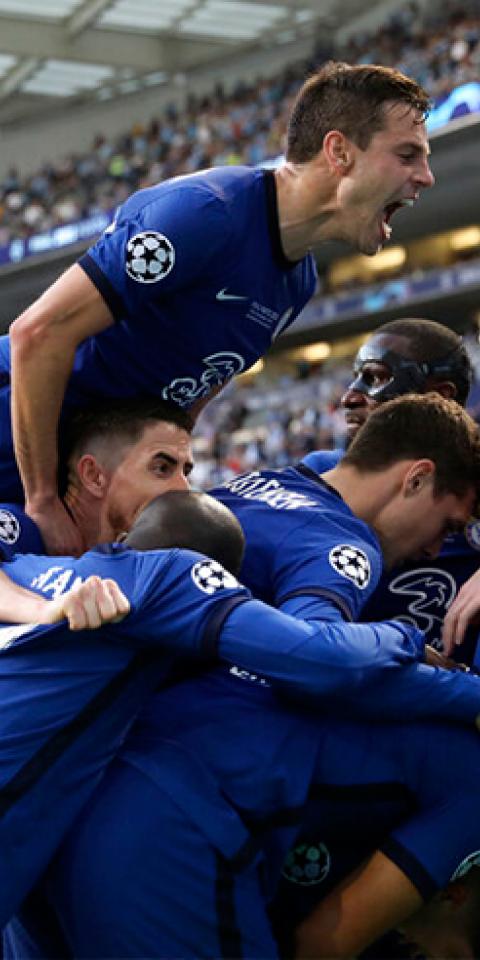 Los jugadores del Chelsea se apiñan para celebrar un gol. Conoce los pronósticos de la Supercopa de Europa 2021.