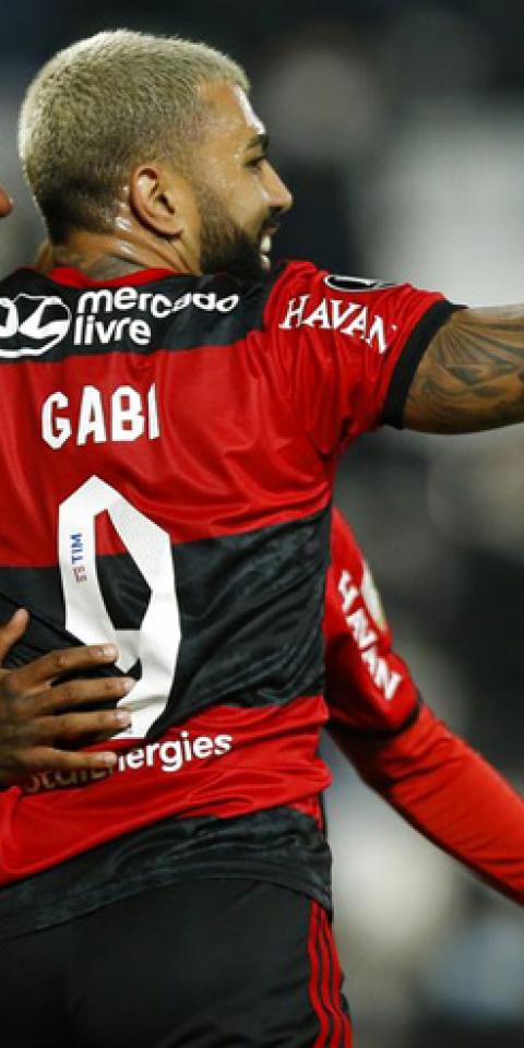 Gabriel Barbosa y Vitinho celebran un gol abrazados. Cuotas Flamengo vs Olimpia, Copa Libertadores.