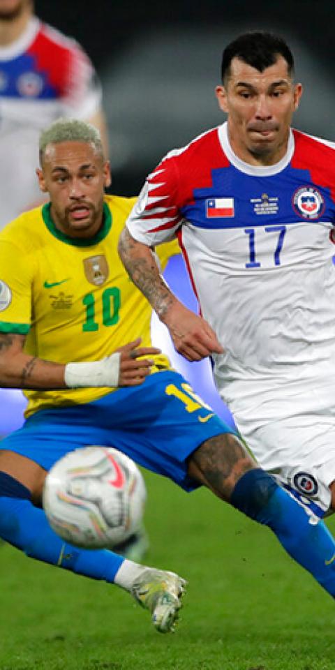 Neymar (izq) y Medel (der) disputan un balón. Conoce los pronósticos del Chile Vs Brasil para las Eliminatorias de Qatar