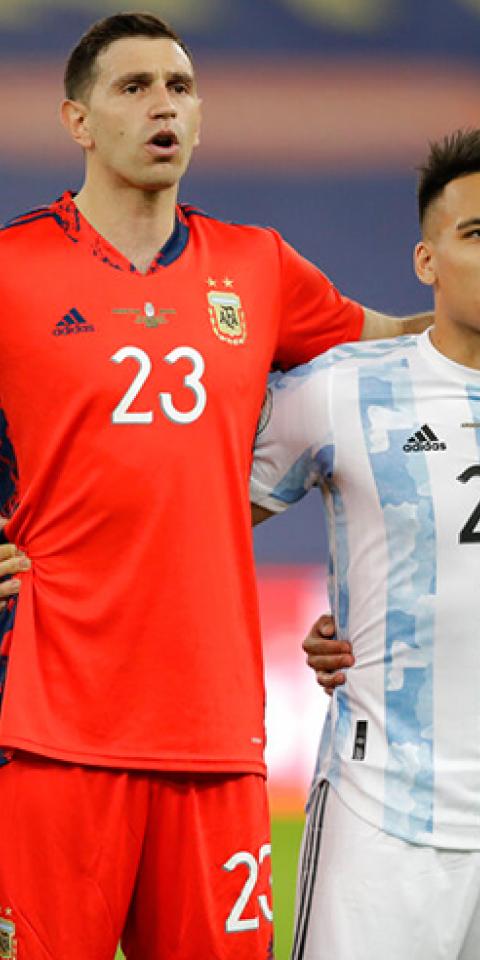 Messi (izq.) canta el himno junto a otros jugadores de la selección. Conoce los pronósticos del Venezuela Vs Argentina