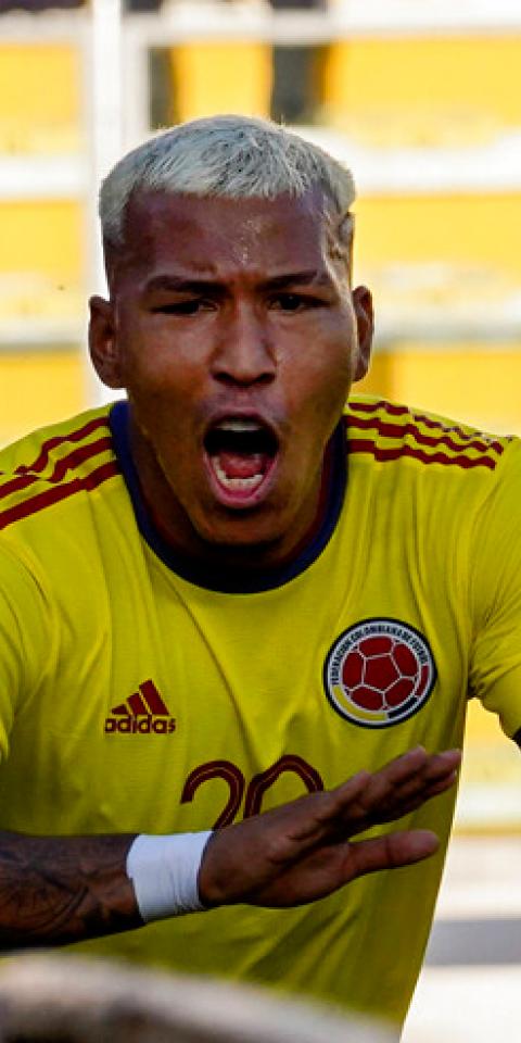 Roger Martínez celebra un gol en las Eliminatorias Sudamericanas. Conoce los pronósticos del Paraguay Vs Colombia.