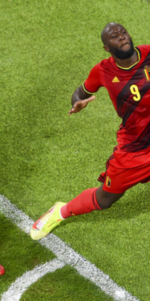 Romelu Lukaku festeja un gol anotado en la Nations League. Cuotas y picks Italia vs Bélgica.