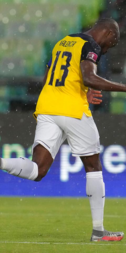 Enner Valencia celebra un gol en partido de las Eliminatorias Sudamericanas. Conoce las cuotas del Colombia Vs Ecuador.
