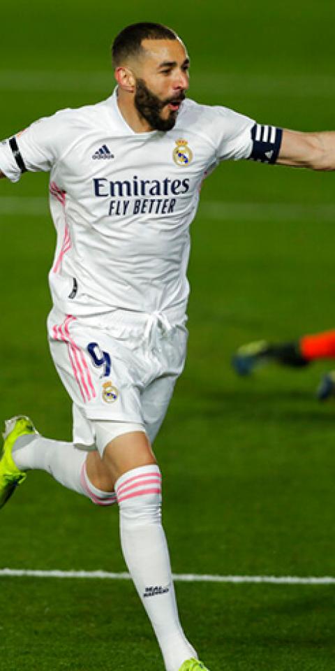 Benzemá marca un gol en la útlima edición de El Clásico. Conoce las cuotas y los picks para el Barcelona Vs Real Madrid.