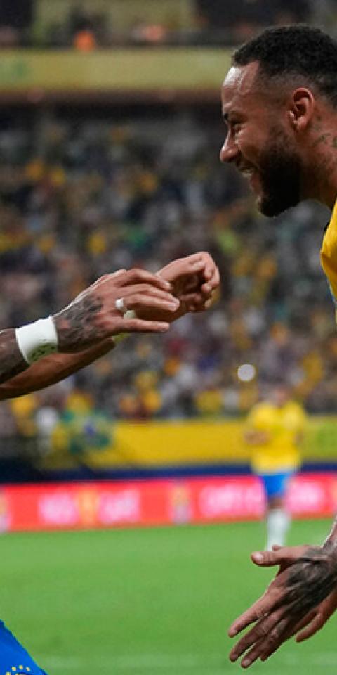 Raphinha (izq.) celebra un gol con Neymar en las Eliminatorias Sudamericanas. Conoce las cuotas del Brasil Vs Colombia.