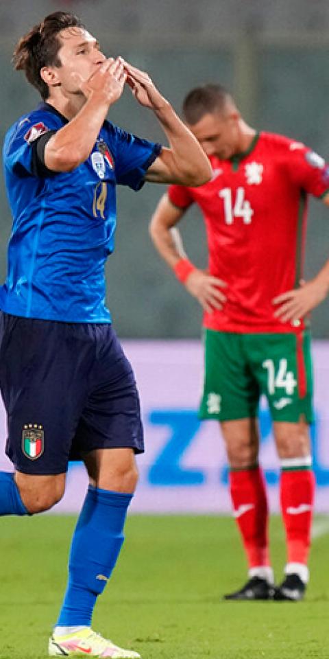 Federico Chiesa celebra un gol en las Eliminatorias Rumbo a Qatar 2022. Conoce los pronósticos del Italia Vs Suiza.