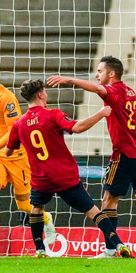 Jugadores de la selección española celebran un gol en Eliminatorias de Qatar 2022. Mira las cuotas del España Vs Suecia.