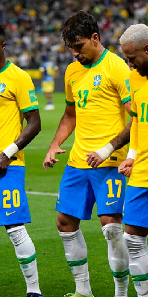 Vinícius (izq) y Neymar (der) celebran en las Eliminatorias Sudamericanas. Conoce las cuotas del Argentina Vs Brasil.
