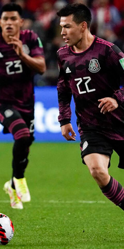 Hirving Lozano conduce un balón en las Eliminatorias de la Copa Del Mundo. Conoce las pronósticos del Canadá Vs México.