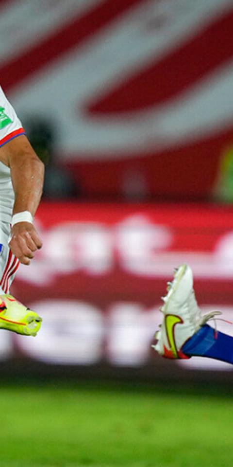 Alexis Sánchez dispara a portería en las Eliminatorias Sudamericanas. Conoce los pronósticos del Chile Vs Ecuador.