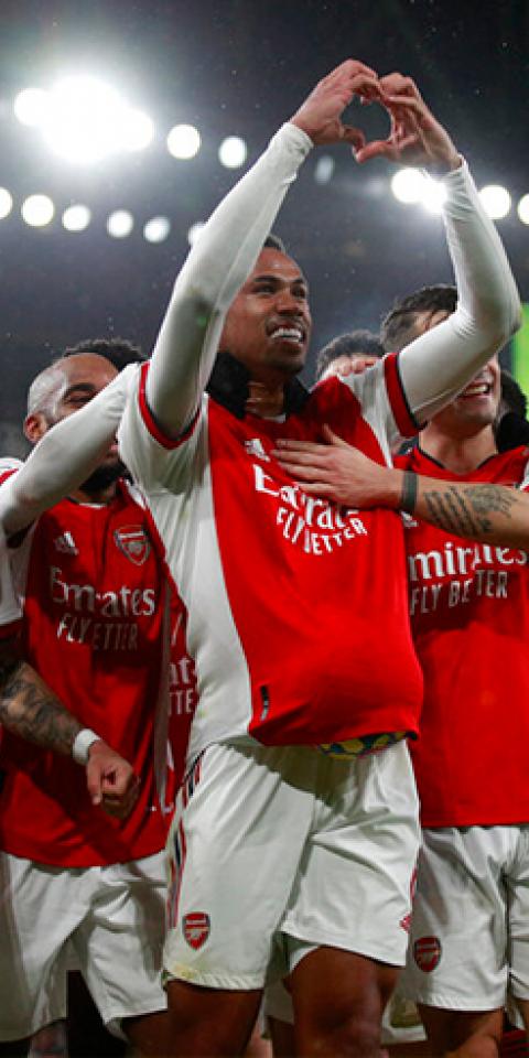 Los jugadores del Arsenal celebran un gol en la Premier League. Conoce las cuotas y pronósticos del Arsenal Vs West Ham