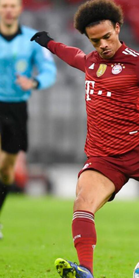 Leroy Sane golpea un balón en la Bundesliga. Conoce las cuotas y los pronósticos del Bayern Vs Wolfsburgo.