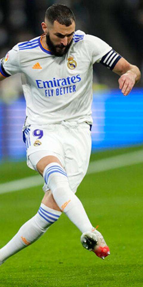 Karim Benzema golpea un balón en un partido de LaLiga. Conoce las cuotas y los pronósticos del Real Madrid Vs Cádiz.