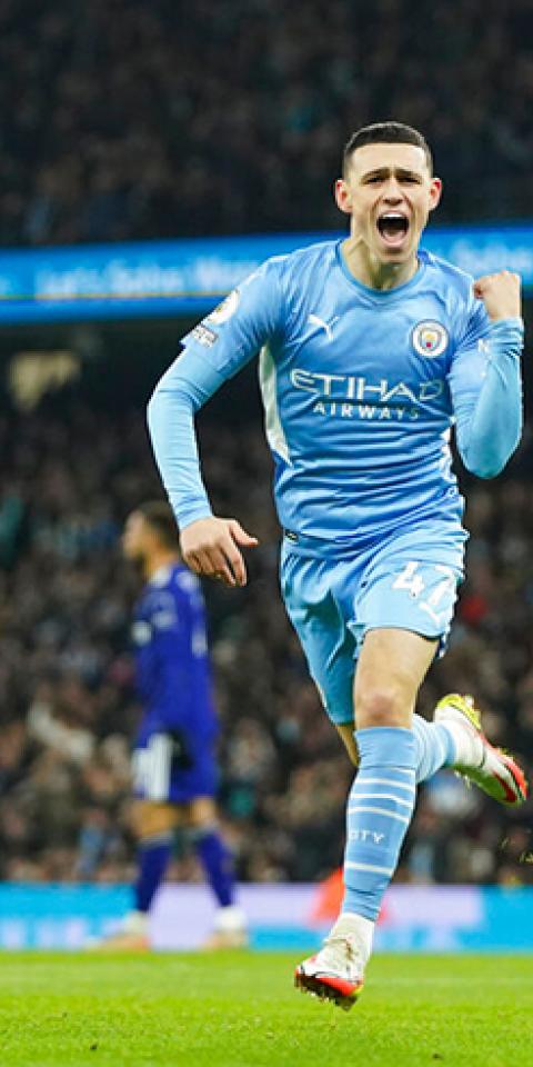 Phil Foden celebra un gol en la Premier League. Descubre las cuotas y pronósticos del Manchester City Vs Leicester City.