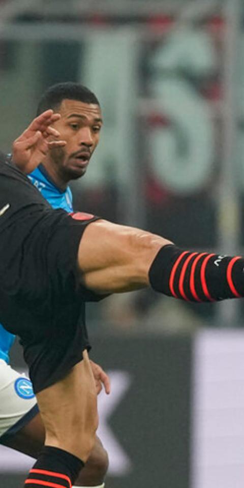 Zlatan Ibrahimovic trata de controlar un balón en partido de la Serie A de Italia. Conoce las cuotas del Milan Vs Roma.