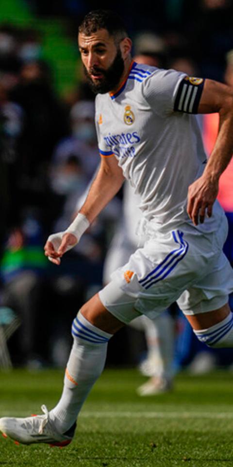 Karim Benzema controla un balón en LaLiga Santander. Conoce las cuotas y los pronósticos del Real Madrid Vs Valencia.